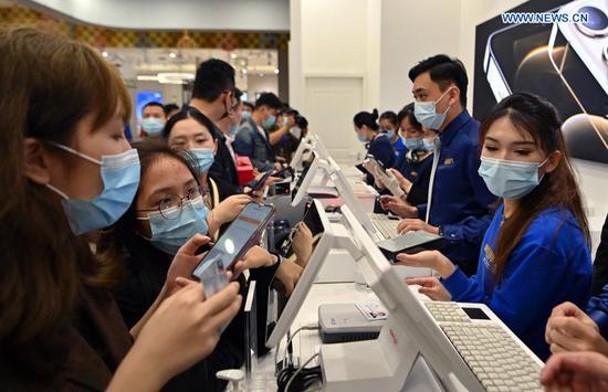 Customers visit Global Premium Duty Free Plaza in Haikou, south China's Hainan Province, Jan. 31, 2021. Two new offshore duty-free shops opened on Sunday in Haikou, capital of south China's island province of Hainan, raising the number of duty-free shops in the province to nine. (Xinhua/Guo Cheng)