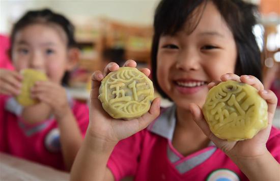 Children make mooncakes to celebrate the upcoming Mid-Autumn Festival in a kindergarten in Cangzhou City, north China's Hebei Province, Sept. 21, 2020. (Xinhua/Wang Min)