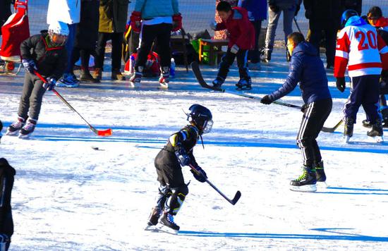 People’s enthusiasm for winter sports continues to explode one year out from Beijing 2022. Here are some shots of local Beijingers at Yuyuantan Lake. (Photos by Zhan Shilin)