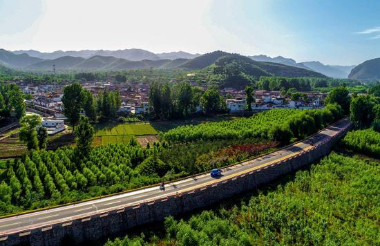 Photo taken on May 29, 2018 shows a highway outside Wangbao Village of Henandian Township in Shexian County, north China's Hebei Province. (Xinhua/Wang Xiao)