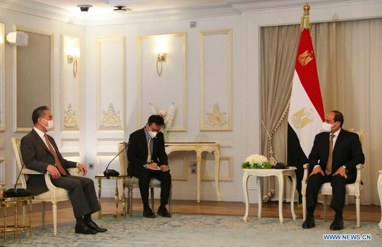 Egyptian President Abdel Fattah al-Sisi (R) holds a meeting with visiting Chinese State Councilor and Foreign Minister Wang Yi (L) in Alamein, Egypt, on July 18, 2021. (Xinhua/Sui Xiankai)