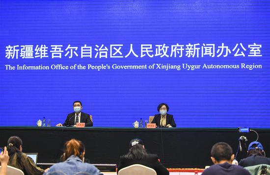 A press conference is held by the Information Office of the People's Government of Xinjiang Uygur Autonomous Region in Urumqi, northwest China's Xinjiang Uygur Autonomous Region, Oct. 25, 2020. China's Xinjiang has identified 137 new asymptomatic cases of COVID-19, as of 2 p.m. on Sunday, local health authorities said. (Xinhua/Wang Fei)