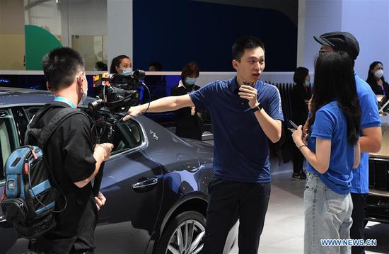 Photo taken on Sept. 26, 2020 shows an exhibitor introducing a car to media at the 2020 Beijing International Automotive Exhibition in Beijing, capital of China. The exhibition opened here on Saturday. (Xinhua/Ren Chao)
