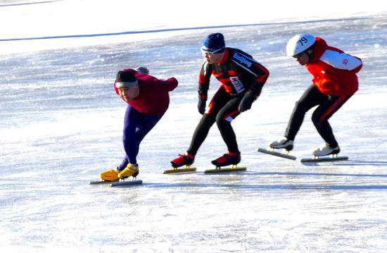 　　People’s enthusiasm for winter sports continues to explode one year out from Beijing 2022. Here are some shots of local Beijingers at Yuyuantan Lake. (Photos by Zhan Shilin)