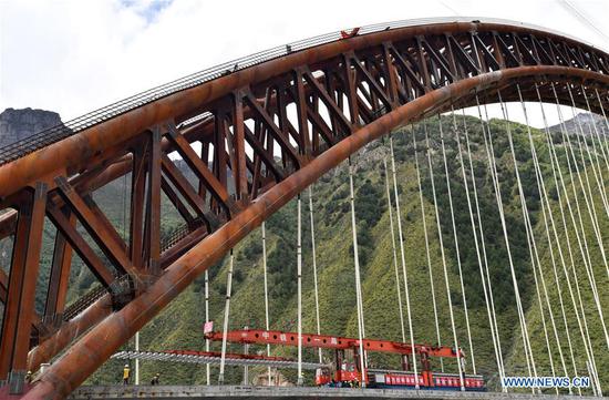 Engineering technicians lay railway tracks on a grand bridge over the Yarlung Zangbo River in Gyaca County, Shannan City, southwest China's Tibet Autonomous Region, Sept. 20, 2020. Track laying work was carried out here Sunday on a grand bridge of the railway linking regional capital Lhasa and Nyingchi. The 435-km Lhasa-Nyingchi railway, 75 percent of which is bridges and tunnels, has a designed speed of 160 km/h, and is expected to be completed and put into operation in 2021. (Xinhua/Chogo)