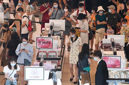 Tourists shop at a duty-free shopping mall in Sanya City, south China's Hainan Province, Aug. 6, 2020. During the summer vacation, Sanya's tourism industry accelerated its recovery. (Xinhua/Yang Guanyu)