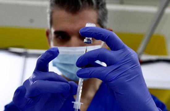 A health care worker prepares a dose of COVID-19 vaccine at a new vaccination site in the California Polytechnic State University in Pomona, Los Angeles County, California, the United States, Feb. 5, 2021. (Xinhua)