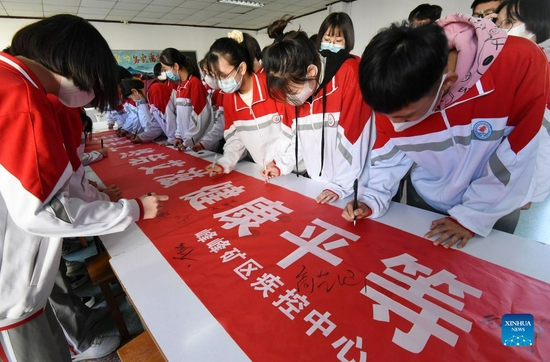 December 1st marks the World AIDS Day. Various activities are held across China on this occasion to inform people of the risks and transmission of HIV/AIDS as well as related knowledge of prevention and control. (Xinhua/Hao Qunying)