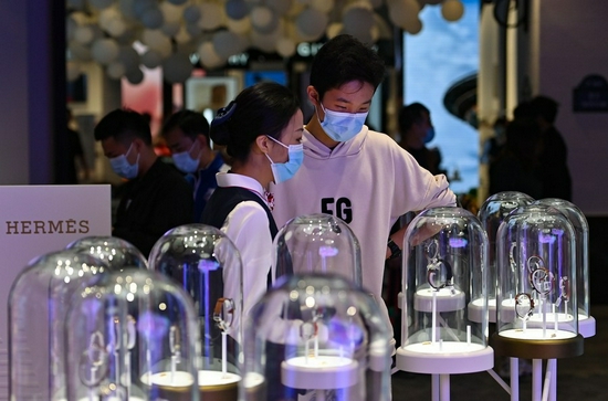 Customers visit a duty-free shop in Haikou, south China's Hainan Province, Jan. 31, 2021. (Xinhua/Guo Cheng)