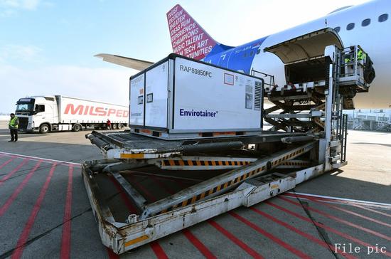 Workers unload a container of China's Sinopharm inactivated coronavirus vaccines at the Belgrade Airport, Serbia, Jan. 16, 2021. (Photo by Predrag Milosavljevic/Xinhua)