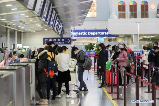 Passengers check in at the domestic departure section of Terminal 2 building of the Shanghai Pudong International Airport in east China's Shanghai, Nov. 24, 2020. The airport's recent daily throughput maintains at around 1,000 flights, with passengers wearing face masks and orderly moving in and out. (Xinhua/Ding Ting)