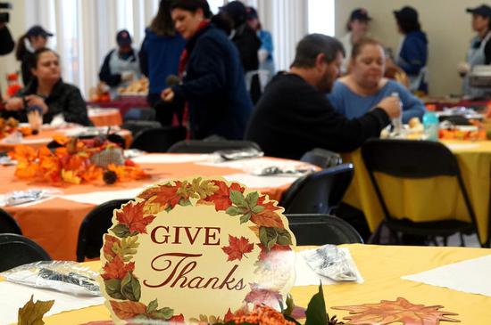 Victims of the Camp Fire enjoy the meals provided by charity organization on the Thanksgiving Day in Chico of Butte County, California, the United States, Nov. 22, 2018. (Xinhua/Wu Xiaoling)