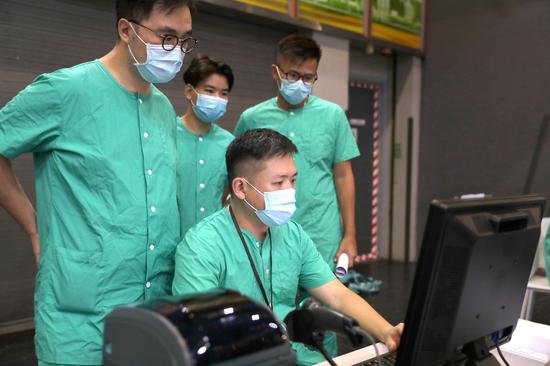 Staff members work at a makeshift hospital for COVID-19 patients at the AsiaWorld-Expo in south China's Hong Kong on Aug. 1, 2020. (Xinhua/Wu Xiaochu)