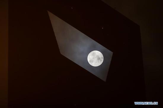  Photo taken on Aug. 3, 2020 shows the full moon in Lujiazui of Shanghai, east China.  The full moon appeared on Monday, which is the fourteenth day on the sixth month of the Chinese lunar calendar.  (Xinhua/Ding Ting)