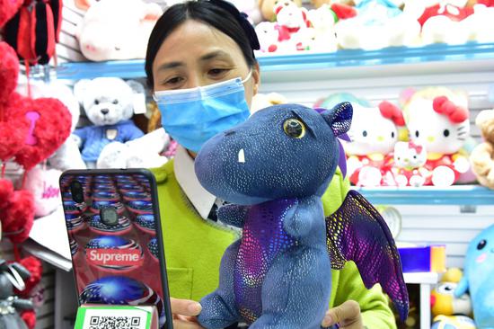 A merchant promotes products via livestreaming at Yiwu international trade city in Yiwu, east China's Zhejiang Province, April 8, 2020. (Photo by Lyu Bin/Xinhua)