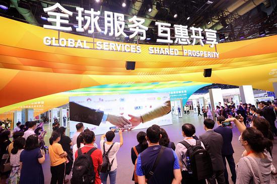 Visitors watch a video in the comprehensive exhibition area of the 2020 China International Fair for Trade in Services (CIFTIS) on September 6. (Photo by Chen Xiaogen/People&#39;s Daily Online)
