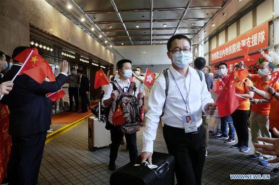  Hong Kong residents see off members of mainland nucleic acid test support teams at their hotel in Hong Kong, south China, Sept. 16, 2020. (Xinhua/Wang Shen)