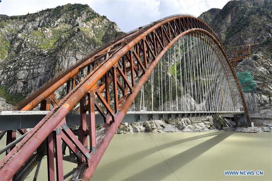 Photo shows a grand bridge over the Yarlung Zangbo River built for Lhasa-Nyingchi railway in Gyaca County, Shannan City, southwest China's Tibet Autonomous Region, Sept. 20, 2020. Track laying work was carried out here Sunday on a grand bridge of the railway linking regional capital Lhasa and Nyingchi. The 435-km Lhasa-Nyingchi railway, 75 percent of which is bridges and tunnels, has a designed speed of 160 km/h, and is expected to be completed and put into operation in 2021. (Xinhua/Chogo)