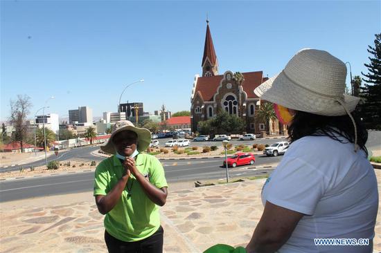 A local tour guide narrates historical events about Namibia to locals and visitors during a tour in the Namibian capital of Windhoek on Sept. 27, 2020, the World Tourism Day. (Photo by Ndalimpinga Iita/Xinhua)