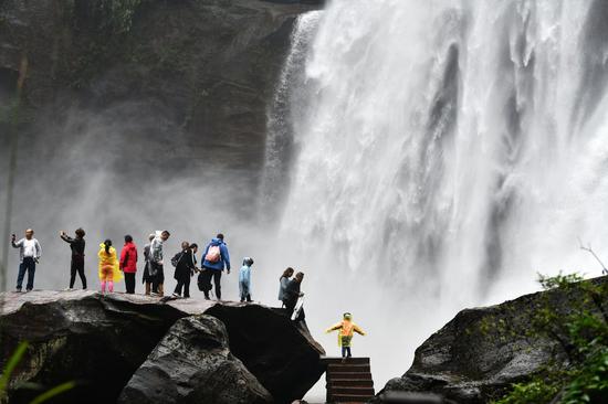 Tourists view Chishui waterfall in Zunyi City, southwest China's Guizhou Province, Oct. 7, 2020. (Xinhua/Yang Wenbin)