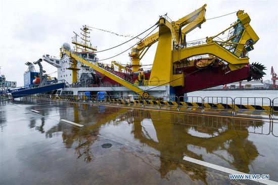 Photo taken on Oct. 13, 2020 shows the dredging vessel Tian Kun Hao at a port in Shenzhen, south China's Guangdong Province. The manned submersible Jiaolong, its mothership Shenhai Yihao (DeepSea No. 1), and dredging vessel Tian Kun Hao will be displayed during the China Marine Economy Expo (CMEE). (Xinhua/Mao Siqian)