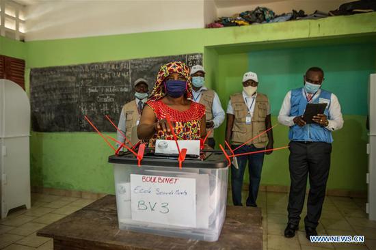 A voter casts his ballot at a polling station in Conakry, Guinea, Oct. 18, 2020. Guinean citizens began to vote in the presidential election on Sunday morning. A total of 12 candidates, including the current president Alpha Conde, are registered for the presidential election. (Xinhua/Eddy Peters)