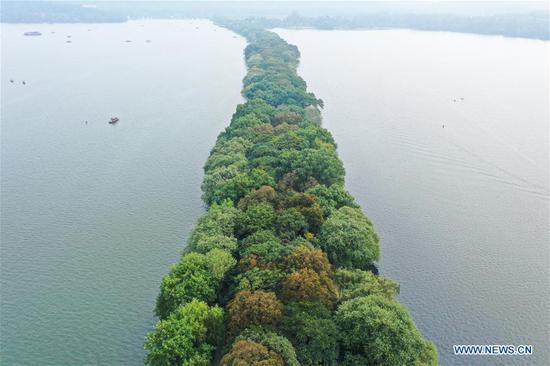  Aerial photo taken on Oct. 22, 2020 shows the autumn scenery of the West Lake scenic area in Hangzhou, east China's Zhejiang Province. (Xinhua/Weng Xinyang)