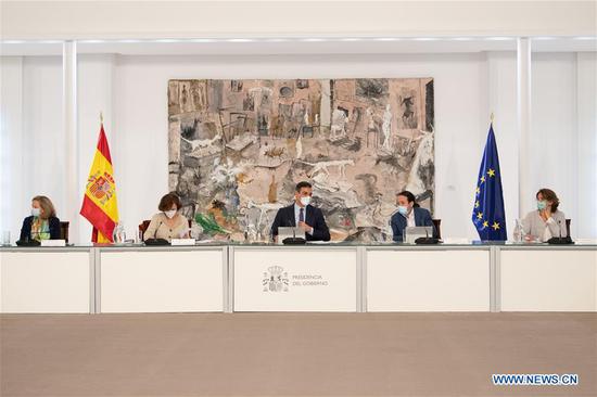 Spanish Prime Minister Pedro Sanchez (C) takes part in an emergency cabinet meeting in Madrid, Spain, on Oct. 25, 2020. Spanish Prime Minister Pedro Sanchez on Sunday announced a State of Alarm in an attempt to halt the spread of coronavirus, days after Spain became the first European Union state to pass the grim one-million-case mark. (La Moncloa/Handout via Xinhua)