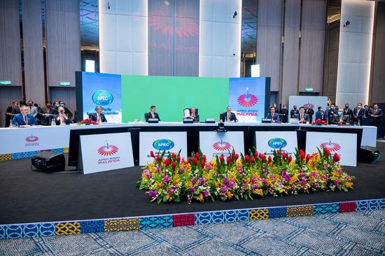 Malaysian Prime Minister Muhyiddin Yassin (C) shows the "APEC Putrajaya Vision 2040" copy at the virtually-held Asia-Pacific Economic Cooperation (APEC) economic leaders' meeting in Kuala Lumpur, Malaysia, Nov. 20, 2020. (Xinhua/Zhu Wei)