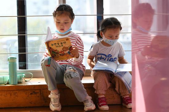  Children read books at a local bookstore in Hefei, east China's Anhui Province, Oct. 2, 2020.  (Xinhua/Zhang Duan)