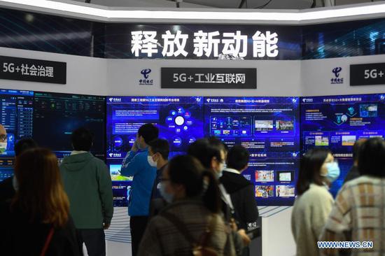  People learn about 5G technology at the booth of China Telecom during the Light of Internet Expo of the 2020 World Internet Conference (WIC) in Wuzhen, east China's Zhejiang Province, Nov. 22, 2020.  Opening here on Sunday, the expo focuses on the world's most recent internet development trends and cutting-edge technologies, showcasing the latest internet technologies, achievements, products and applications of 130 enterprises and institutions from home and abroad.  (Xinhua/Huang Zongzhi)