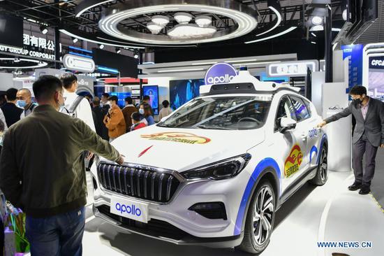  Visitors view a self-driving car during the Light of Internet Expo of the 2020 World Internet Conference (WIC) in Wuzhen, east China's Zhejiang Province, Nov. 22, 2020.  Opening here on Sunday, the expo focuses on the world's most recent internet development trends and cutting-edge technologies, showcasing the latest internet technologies, achievements, products and applications of 130 enterprises and institutions from home and abroad.  (Xinhua/Li Xin)