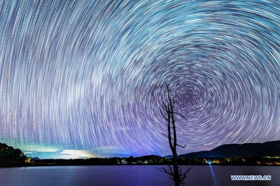  Photomontage taken on Nov. 18, 2020 shows the star trails over Nianhu Lake in Huize County of Qujing City, southwest China's Yunnan Province.  (Xinhua/Hu Chao)