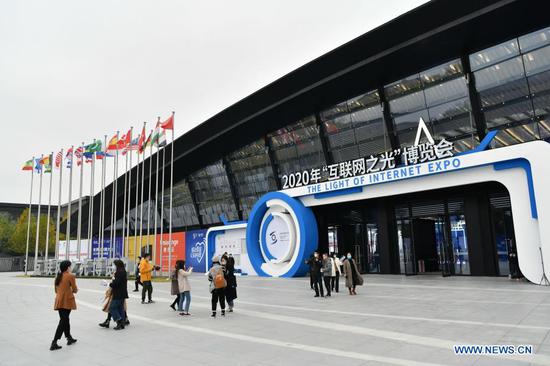  People visit the Light of Internet Expo of the 2020 World Internet Conference (WIC) in Wuzhen, east China's Zhejiang Province, Nov. 22, 2020.  Opening here on Sunday, the expo focuses on the world's most recent internet development trends and cutting-edge technologies, showcasing the latest internet technologies, achievements, products and applications of 130 enterprises and institutions from home and abroad.  (Xinhua/Li Xin)