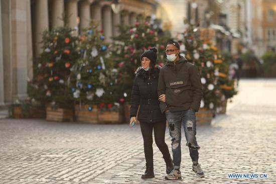 People walk through Covent Garden in London, Britain, on Nov. 23, 2020. Another 15,450 people in Britain have tested positive for COVID-19, bringing the total number of coronavirus cases in the country to 1,527,495, according to official figures released Monday. British Prime Minister Boris Johnson announced Monday a "tougher" tiered system of coronavirus restrictions to replace England's current lockdown when it ends on Dec. 2. (Photo by Tim Ireland/Xinhua)