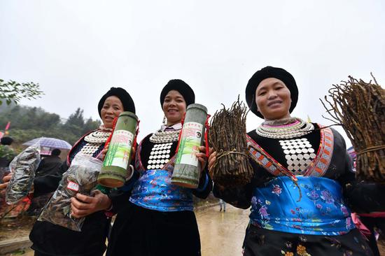 Women of the Miao ethnic group display local specialties during a harvest festival in Tonglian Yao Township of Rongshui Miao Autonomous County, south China's Guangxi Zhuang Autonomous Region, Nov. 1, 2020. (Xinhua/Huang Xiaobang)