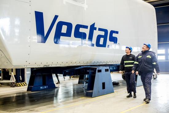 Photo taken on Nov. 12, 2020 shows a wind turbine manufactured by Vestas Wind Technology (China) Co. Ltd. in north China's Tianjin Municipality. (Photo provided to Xinhua)