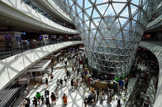 Tourists shop at a duty-free shopping mall in Sanya City, south China's Hainan Province, Oct. 5, 2020. (Xinhua/Guo Cheng)