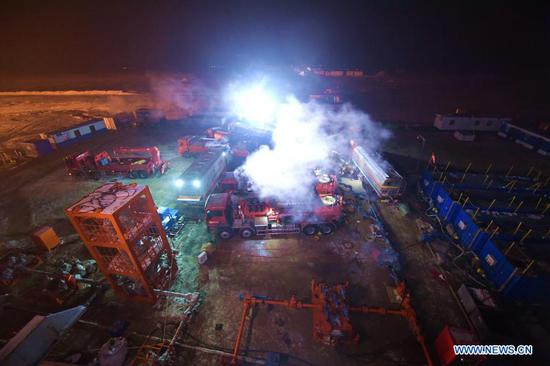 Staff members work at the construction site of a gas well in northwest China's Xinjiang Uygur Autonomous Region, Dec. 19, 2020. A massive gas reservoir with expected reserves of over 100 billion cubic meters was found in northwest China's Xinjiang Uygur Autonomous Region, according to PetroChina's local branch. A preliminary probe indicates the reservoir, covering an area of 156 million square meters beneath the middle of the southern rim of the Junggar Basin, contains 109 billion cubic meters of gas, said Huo Jin, general manager of PetroChina's Xinjiang branch, on Friday. (Photo by Zhou Jianling/Xinhua)