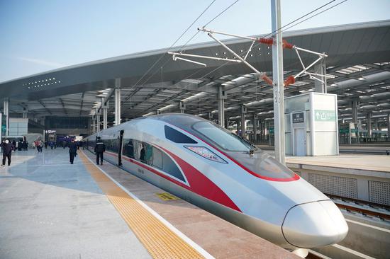 A bullet train bound for Beijing stops at the Xiong'an Railway Station, in Xiong'an New Area, north China's Hebei Province on Dec. 27, 2020. (Xinhua/Mu Yu)