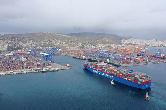 Aerial photo taken on Feb. 15, 2019 shows the COSCO Shipping Pisces, one of the world's largest container ships with a capacity of 20,000 TEU, approaching Piraeus port, Greece. (Xinhua/Wu Lu)