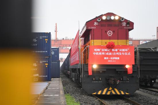 A China-Europe freight train bound for Duisburg of Germany prepares for departure at Tuanjiecun Station in southwest China's Chongqing, Jan. 1, 2021. (Xinhua/Tang Yi)