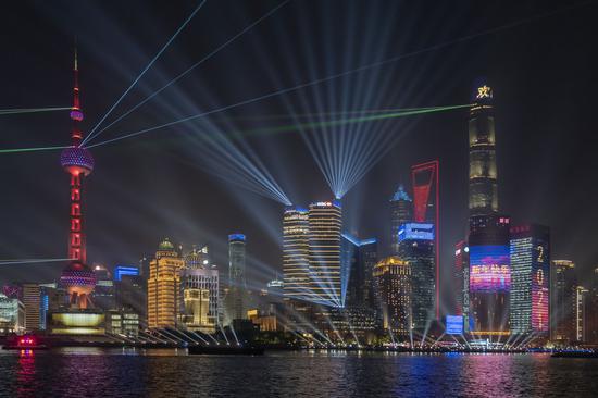 Photo taken on Jan. 2, 2021 shows the light show at the Lujiazui area in east China's Shanghai. (Xinhua/Wang Xiang)