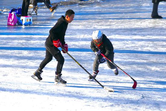People’s enthusiasm for winter sports continues to explode one year out from Beijing 2022. Here are some shots of local Beijingers at Yuyuantan Lake. (Photos by Zhan Shilin)