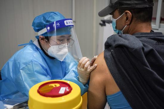 A man receives a dose of the COVID-19 vaccine at a vaccination site in Daxing District of Beijing, capital of China, Feb. 21, 2021. (Xinhua/Peng Ziyang)