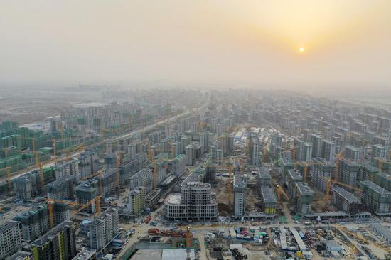 Aerial photo taken on March 31, 2021 shows the construction site of Rongdong area in Xiong'an New Area, north China's Hebei Province. The Xiong'an new area has begun its large-scale development and construction, with more than 100,000 constructors working on over 120 major projects in the area. The "city of the future" is greeting a brand new look day by day. (Xinhua/Xing Guangli)