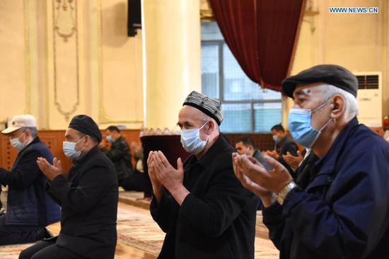 Worshippers pray in the Ak Mosque in Urumqi, northwest China's Xinjiang Uygur Autonomous Region on April 13, 2021. Muslims in China's Xinjiang Uygur Autonomous Region began observing Ramadan on Tuesday under regular anti-COVID-19 measures. (Xinhua/Sun Shaoxiong)