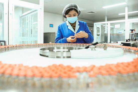 Photo taken on Dec. 23, 2020 shows the packing line for inactivated COVID-19 vaccine of Sinovac Biotech, a Chinese biopharmaceutical company, in Beijing, capital of China. (Xinhua/Zhang Yuwei)