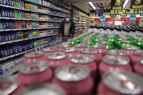 People shop at a supermarket in Tangshan, north China's Hebei Province, May 11, 2021. China's consumer inflation rose further in April, while factory-gate prices picked up the growth pace due to increasing commodity prices and the country's solid recovery momentum, according to official data released Tuesday. The consumer price index (CPI), a main gauge of inflation, rose 0.9 percent year on year in April, up from the 0.4-percent growth rate in March, according to data from the National Bureau of Statistics (NBS). (Photo by Li Lei/Xinhua)