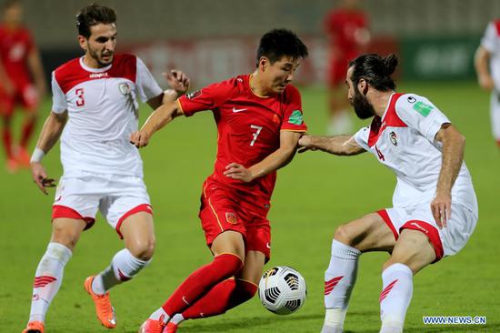 Wu Lei of China (C) breaks through during a Group A match between China and Syria at FIFA World Cup Qatar 2022 and AFC Asian Cup China 2023 Preliminary Joint Qualification Round 2 in Sharjah, UAE, June 15, 2021. (Xinhua)